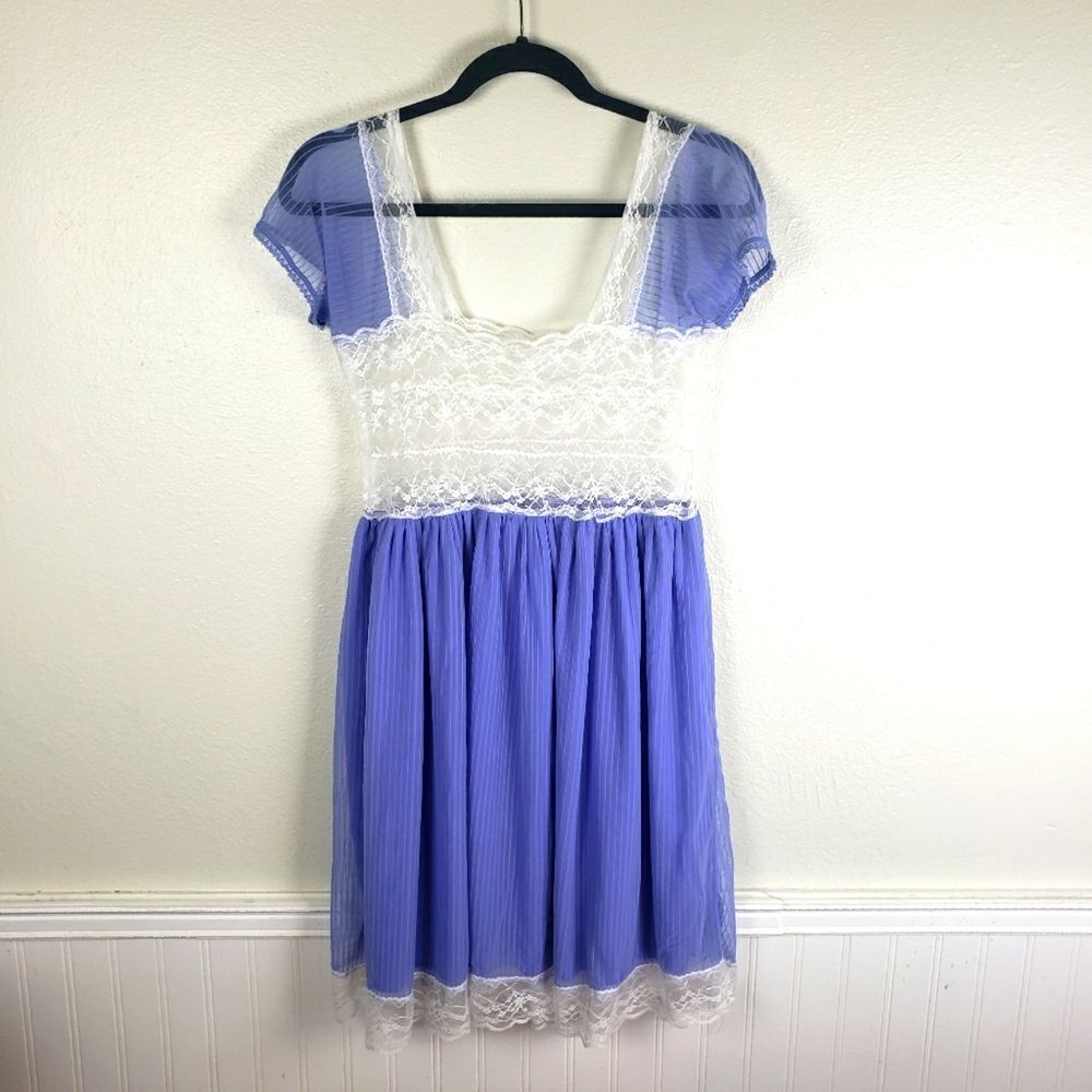 Women's UNIF White Lace Baby Doll Lavender Short Sleeve Mini Dress Size Medium